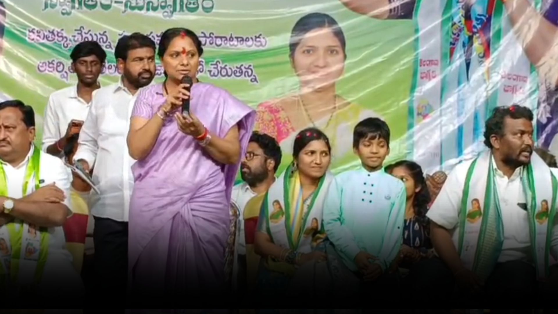 కవిత తెలంగాణ జానపద కళాకారులతో సమావేశం దృశ్యం