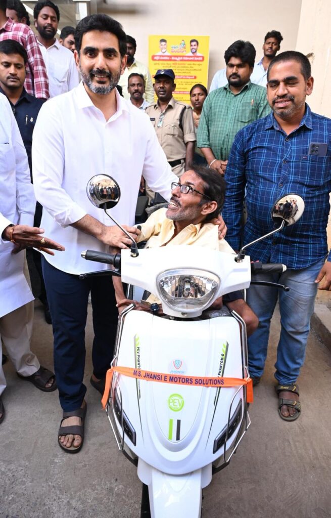 మంగళగిరిలో దివ్యాంగుడికి ట్రై స్కూటీ అందజేస్తున్న మంత్రి నారా లోకేష్