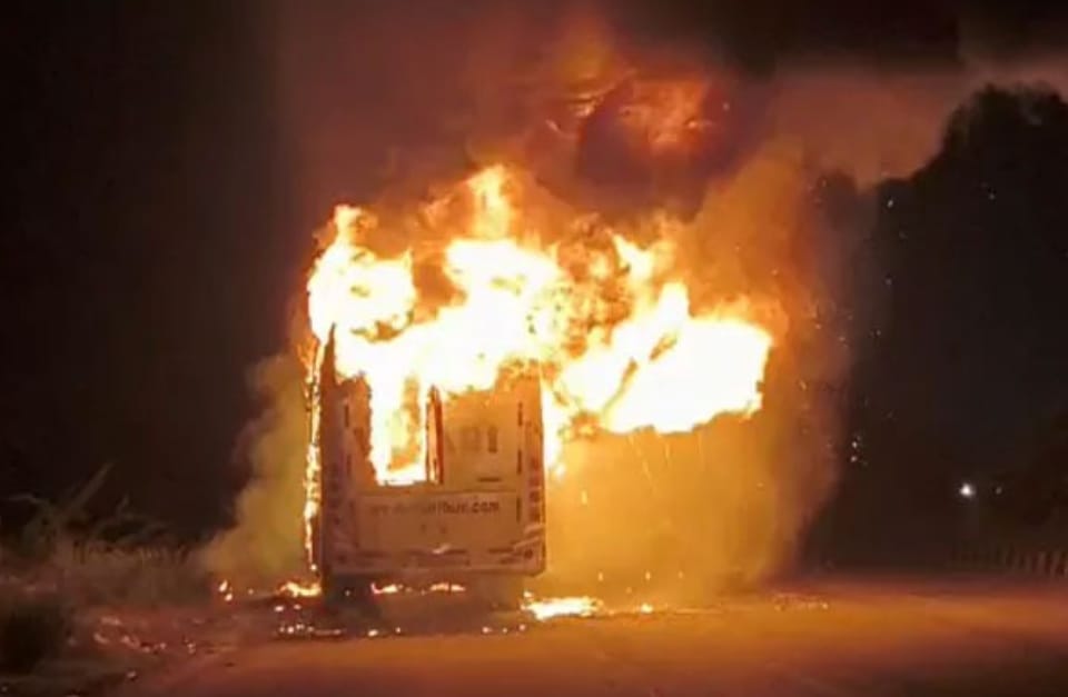 హైదరాబాద్ విజయవాడ హైవేపై మంటల్లో కాలి బూడిదైన విహారీ ట్రావెల్స్ బస్సు