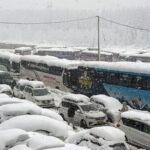 Heavy snowfall in Manali strands vehicles on highways