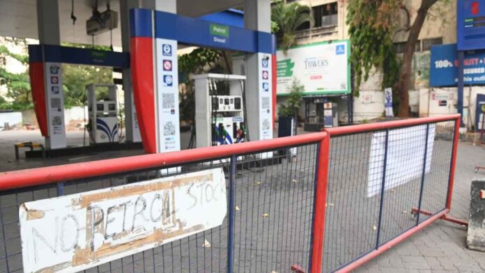 people at petrol bunks in hyderabad amid rumors of fuel shortage with police warning