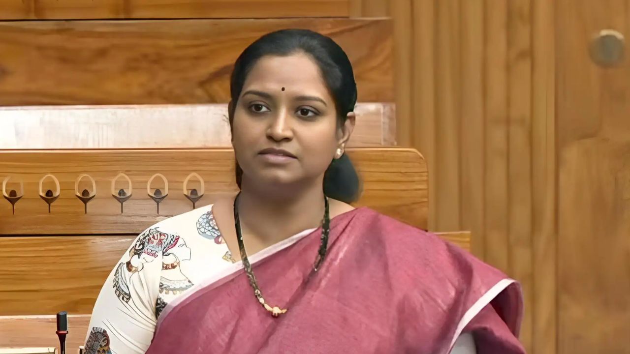 Kadiyam Kavya | కాజీపేట కేంద్రంగా రైల్వే జోన్ ఏర్పాటు చేయాలి… అభివృద్ధిపై ఎంపీ కావ్య వాదనలు mp kavya speaking in lok sabha about kazipet railway zone and telangana development projects