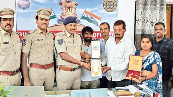tea stall owner in tupran returning lost gold jewelry to the rightful owner showing honesty