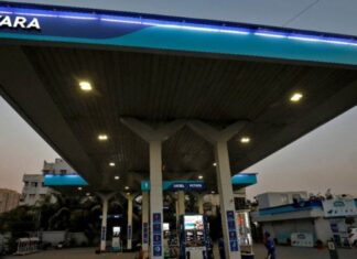 vehicles lined up at petrol bunks in india amid petrol and diesel price hike by nayara energy