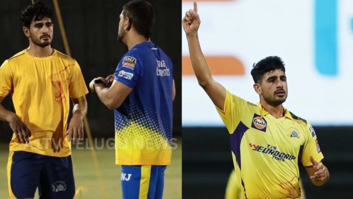 MS Dhoni consoles CSK pacer Mukesh Choudhary after his mother’s demise