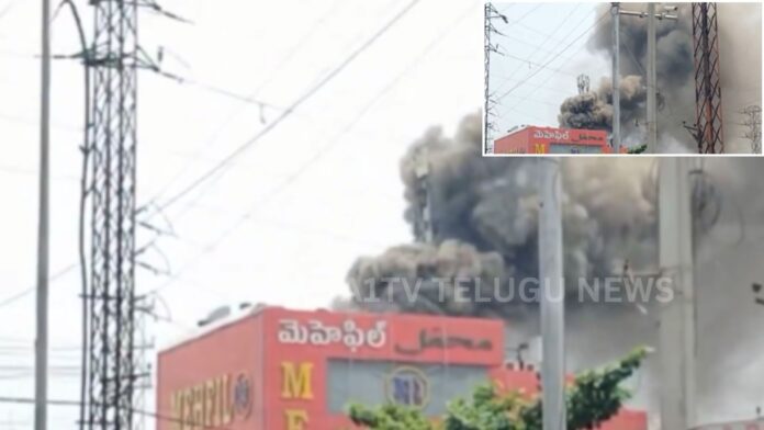 Fire accident at Mehfil Hotel in Hyderabad with heavy smoke
