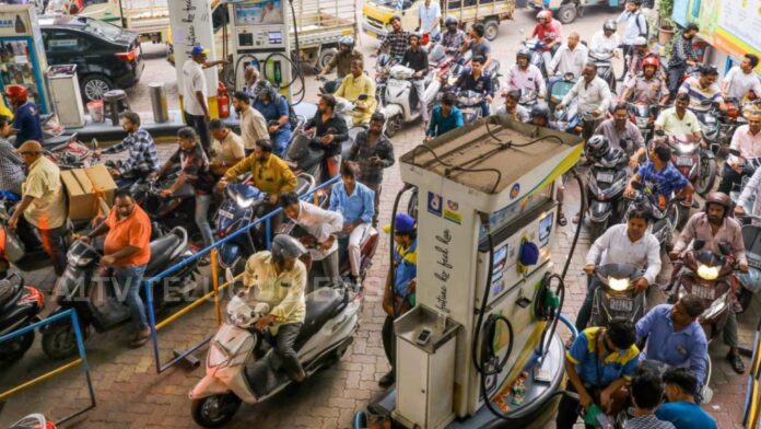 long queues at petrol bunks in andhra pradesh due to fuel shortage panic buying