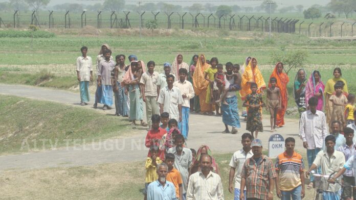Crowd of people gathered at Hakimpur border area in West Bengal amid migrant crackdown reports