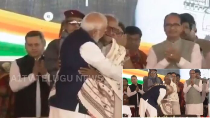 Narendra Modi greeting and touching the feet of senior BJP worker Makhan Lal Sarkar at a public event