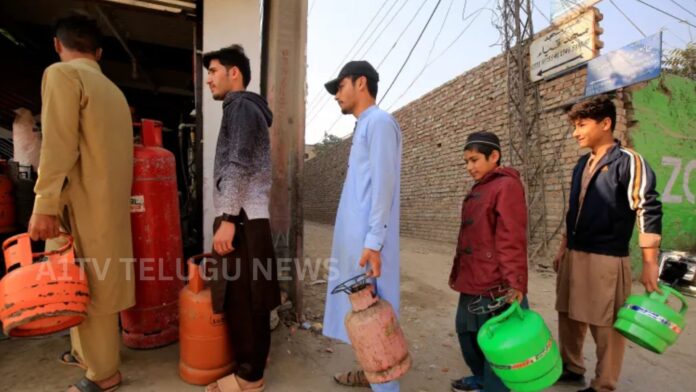Residents in Pakistan struggling with gas shortage and restricted supply timings in Karachi