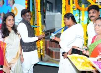Mobile Anganwadi | ఒక్క చిన్నారి కూడా సేవలకు దూరం కాకూడదు.. మొబైల్ అంగన్వాడీలపై సీతక్క seethakka launches mobile anganwadi center vehicle for children welfare in telangana