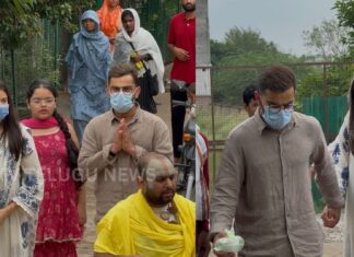 Virat Kohli – Anushka Sharma | సెలబ్రిటీలు కాదు.. సాధారణ భక్తులు! విరాట్-అనుష్కపై ప్రశంసల వర్షం Virat Kohli and Anushka Sharma visiting Vrindavan ashram