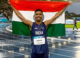 Indian athlete Gulveer Singh celebrates after winning silver in the Commonwealth Games 10000m race