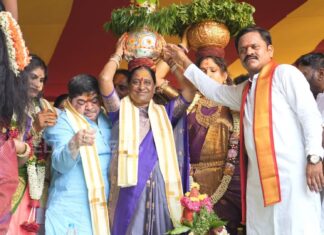 Telangana ministers offering golden Bonam at Golconda Jagadambika Mahankali Temple during Bonalu festival